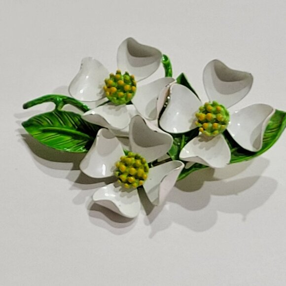 60s White & Green Enamel Dogwood Brooch 3 Flower Petal Pin Yellow Centers - Picture 11 of 11